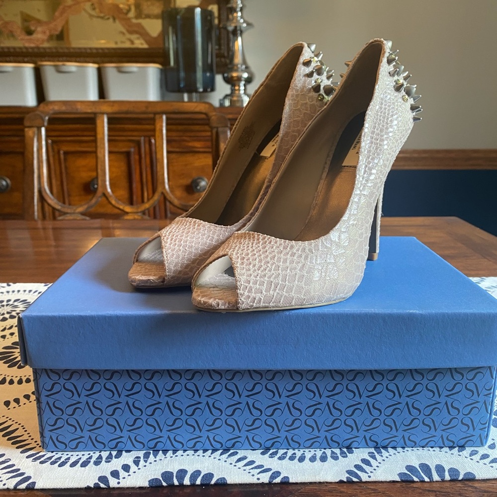 💥HP💥NWBox💥 Tan Peep Toe w spike detail. Size 8